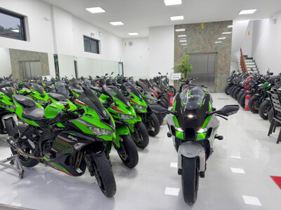 Bán Siêu Phẩm ZX10R Trắng Xanh, Chiếc Superbike Sinh Ra Từ Đường Đua