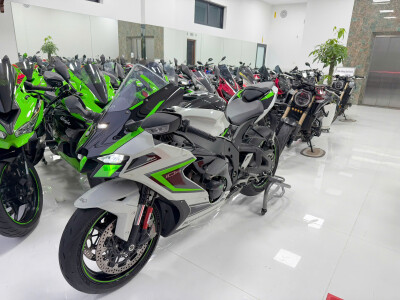 Bán Siêu Phẩm ZX10R Trắng Xanh, Chiếc Superbike Sinh Ra Từ Đường Đua