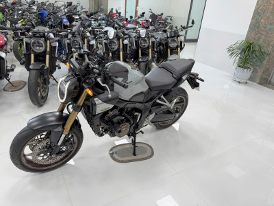 Bán CB650R E Clutch Siêu Lướt, Màu Xám Xi Măng ĐK 2025 Tại Tấn Đạt Motor