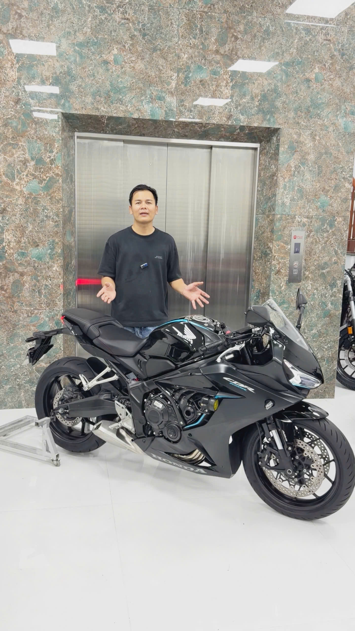Tấn Đạt Motor chào bán CBR650R Black Edition 2023